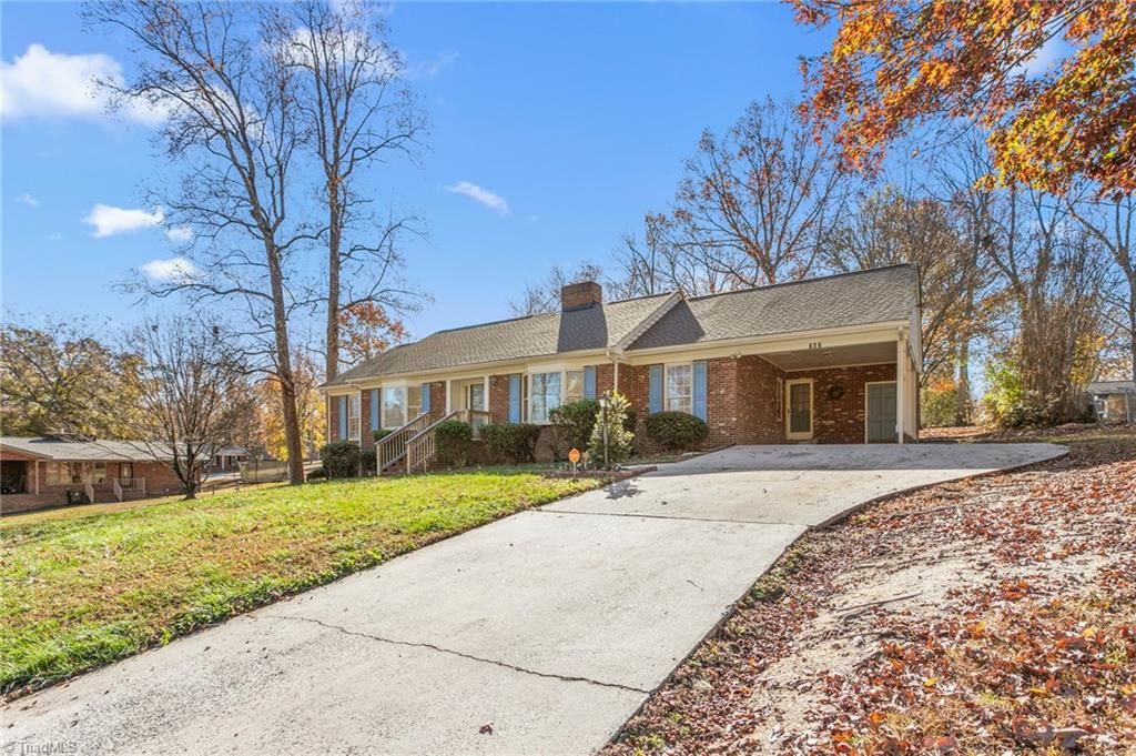 707 Willowmoore Avenue, Thomasville, NC 27360