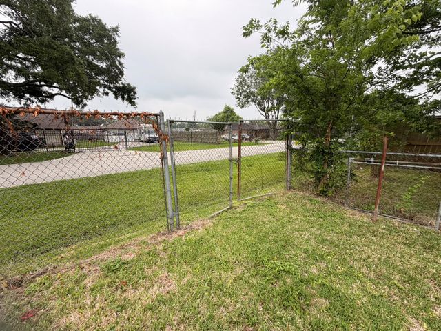 222 E John Alber Road, Houston, TX 77037