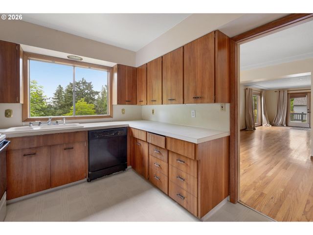 6810 Sw CANYON CREST Dr, Portland, OR 97225