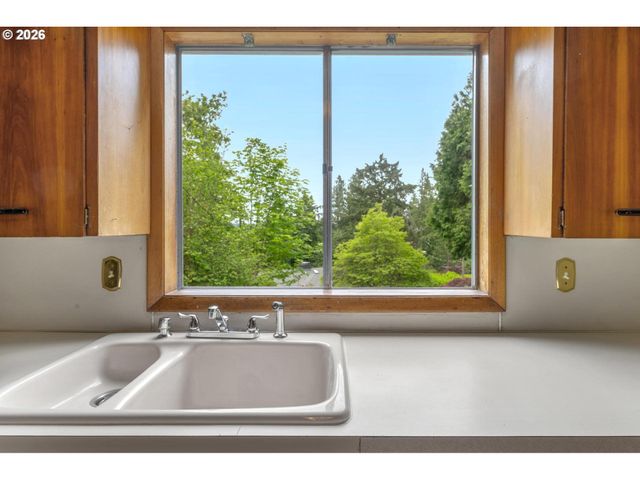 6810 Sw CANYON CREST Dr, Portland, OR 97225