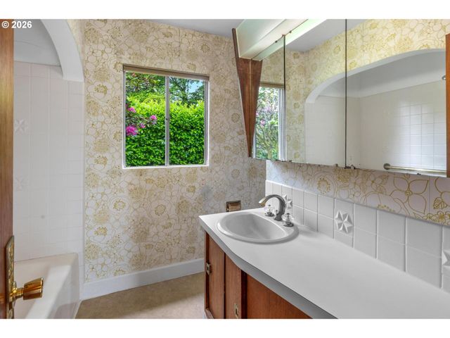 6810 Sw CANYON CREST Dr, Portland, OR 97225