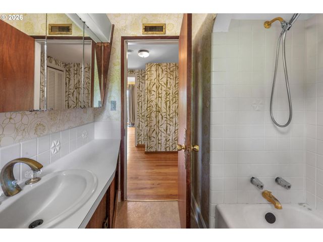 6810 Sw CANYON CREST Dr, Portland, OR 97225