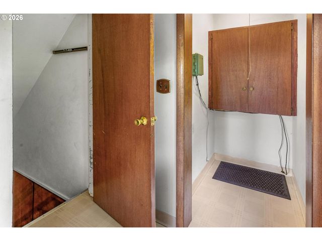 6810 Sw CANYON CREST Dr, Portland, OR 97225