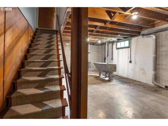 6810 Sw CANYON CREST Dr, Portland, OR 97225