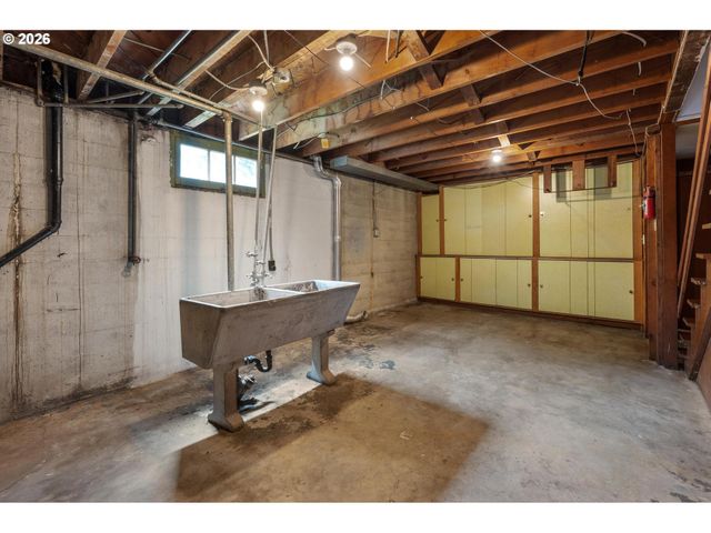 6810 Sw CANYON CREST Dr, Portland, OR 97225