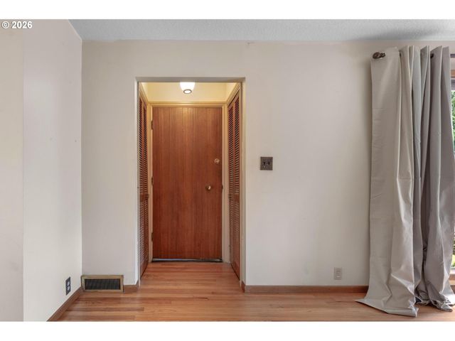 6810 Sw CANYON CREST Dr, Portland, OR 97225