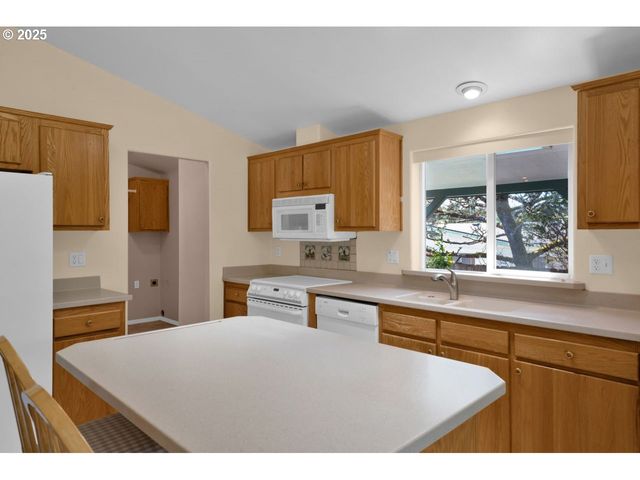 1600 RHODODENDRON Dr 412, Florence, OR 97439
