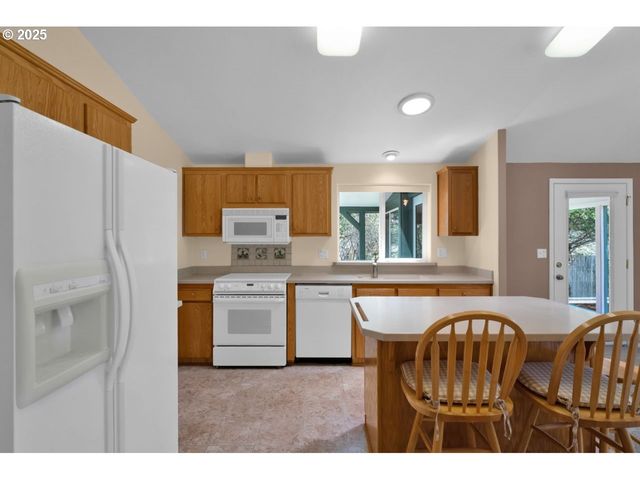 1600 RHODODENDRON Dr 412, Florence, OR 97439