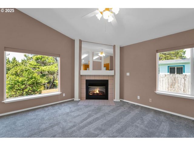 1600 RHODODENDRON Dr 412, Florence, OR 97439