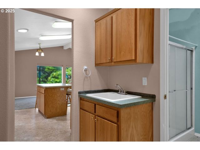 1600 RHODODENDRON Dr 412, Florence, OR 97439