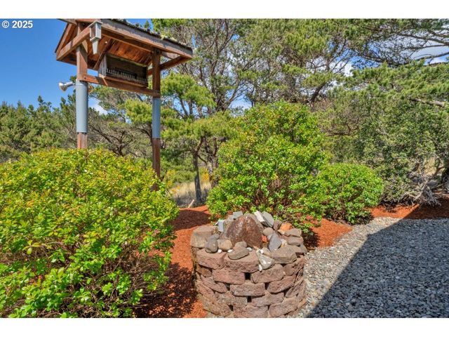 1600 RHODODENDRON Dr 412, Florence, OR 97439