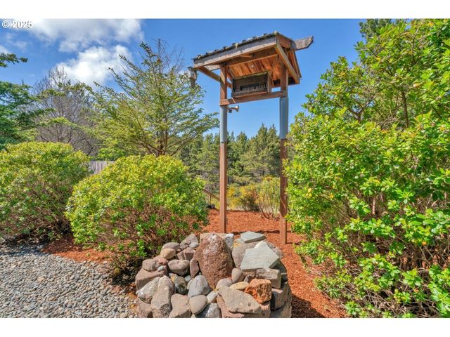 1600 RHODODENDRON Dr 412, Florence, OR 97439