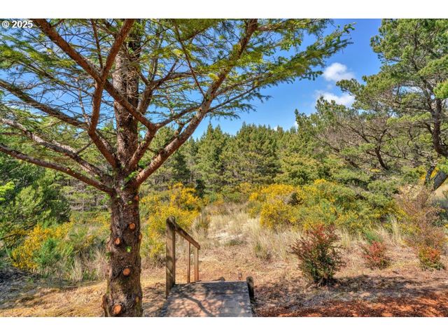 1600 RHODODENDRON Dr 412, Florence, OR 97439