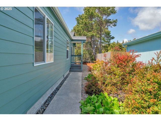 1600 RHODODENDRON Dr 412, Florence, OR 97439