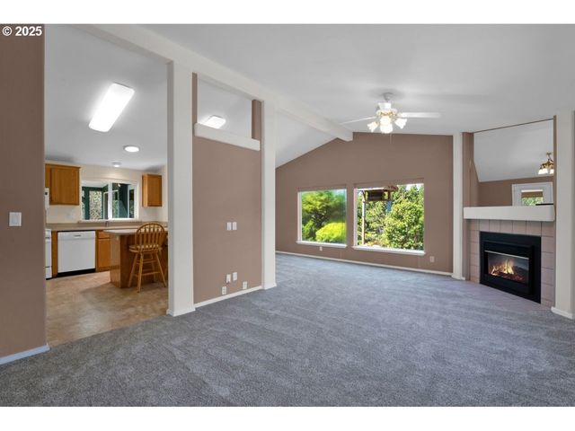 1600 RHODODENDRON Dr 412, Florence, OR 97439