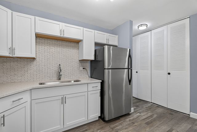 9745 S Karlov Avenue 205, Oak Lawn, IL 60453