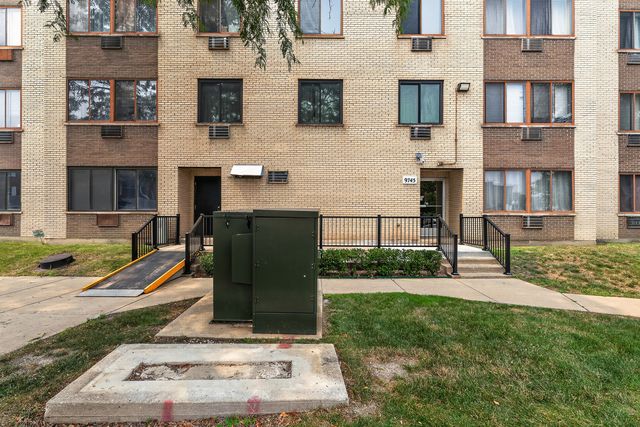 9745 S Karlov Avenue 205, Oak Lawn, IL 60453