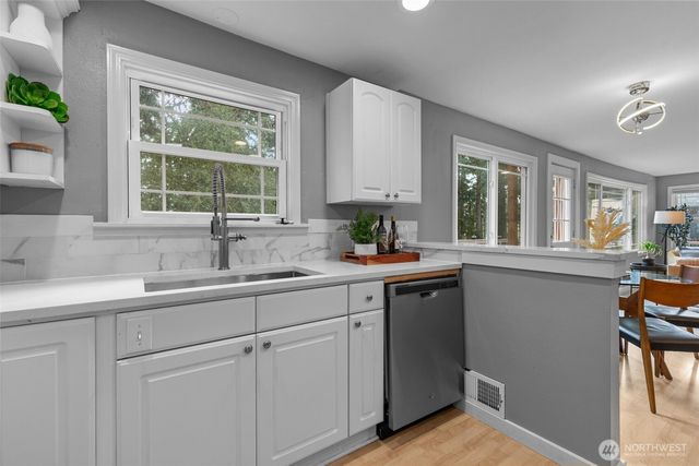 1210 108th Avenue SE, Bellevue, WA 98004