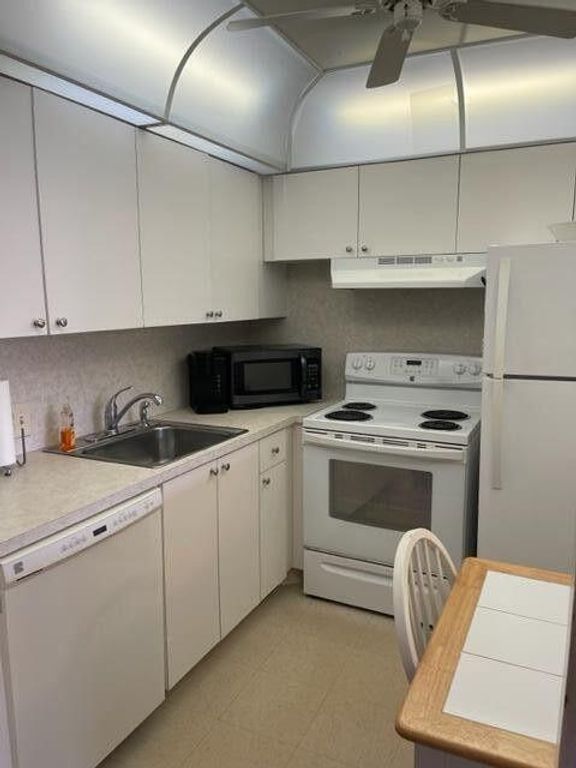 Image 4 of property listing at 152 Suffolk D, Boca Raton, FL 33434