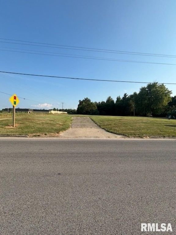 Image 12 of property listing at 9485 E E IL Hwy 15 Highway, Mt Vernon, IL 62864