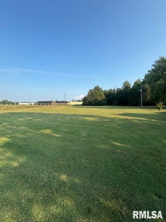 Image 7 of property listing at 9485 E E IL Hwy 15 Highway, Mt Vernon, IL 62864