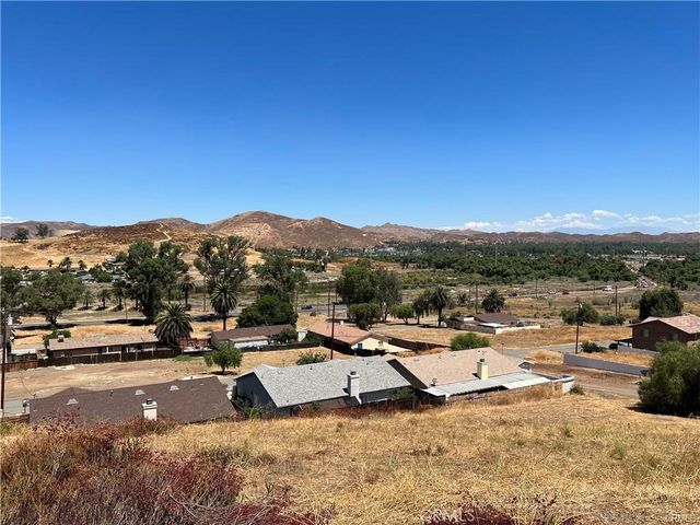 5 Stecher Avenue, Lake Elsinore, CA 92530