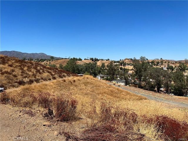5 Stecher Avenue, Lake Elsinore, CA 92530