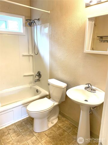 1423 S 7th Avenue, Kelso, WA 98626