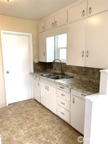 1423 S 7th Avenue, Kelso, WA 98626
