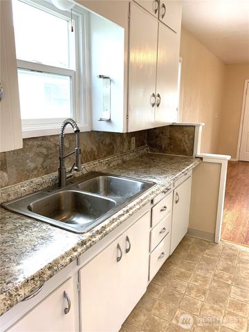 1423 S 7th Avenue, Kelso, WA 98626