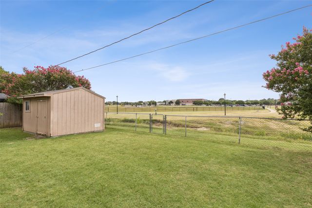 601 Parkview Drive, Burleson, TX 76028