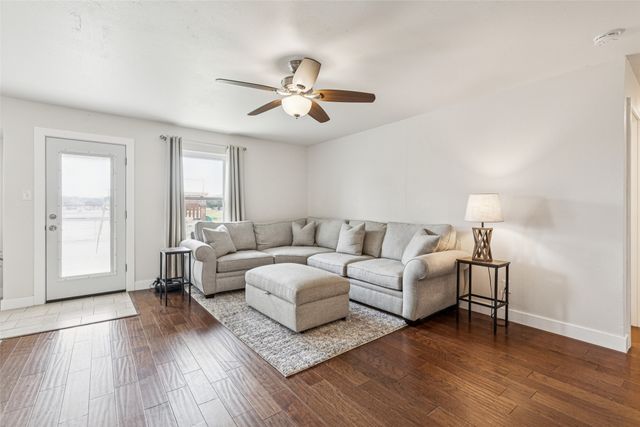 601 Parkview Drive, Burleson, TX 76028