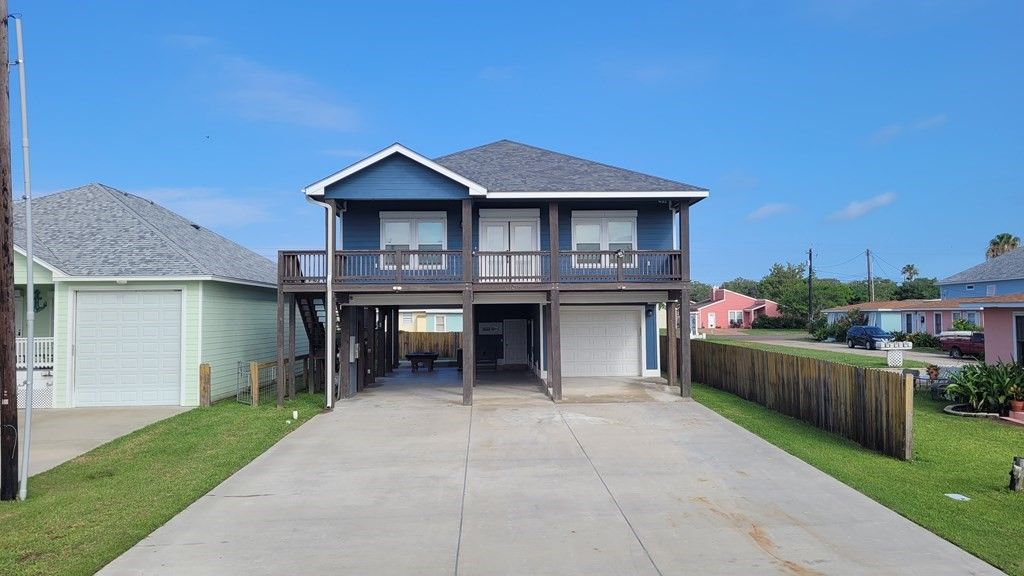 1215 S Live Oak St, Rockport, TX 78382 — exterior