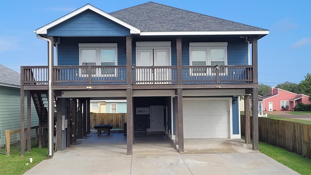 1215 S Live Oak St, Rockport, TX 78382 — photo 2