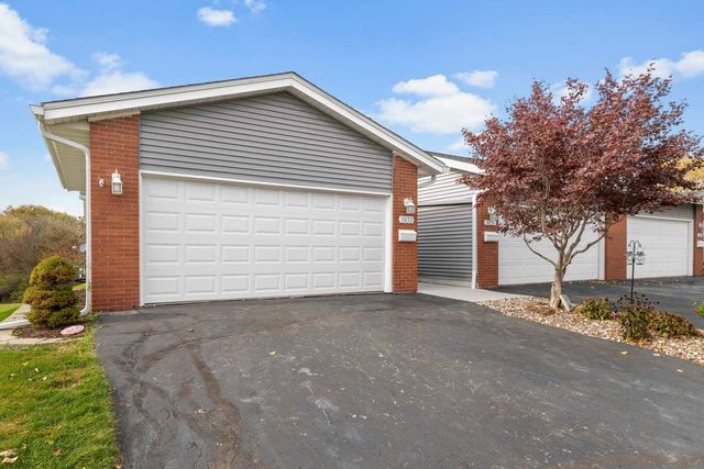 3032 Parkwild Drive, Bettendorf, IA 52722