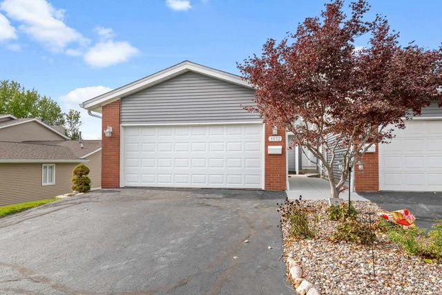 3032 Parkwild Drive, Bettendorf, IA 52722