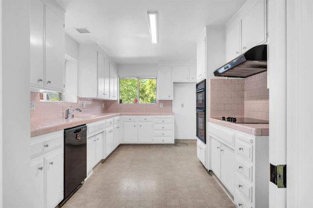 944 47th St, Sacramento, CA 95819