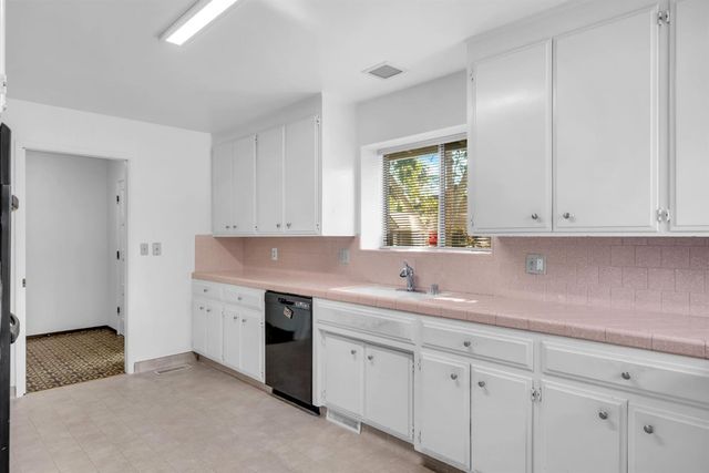 944 47th St, Sacramento, CA 95819