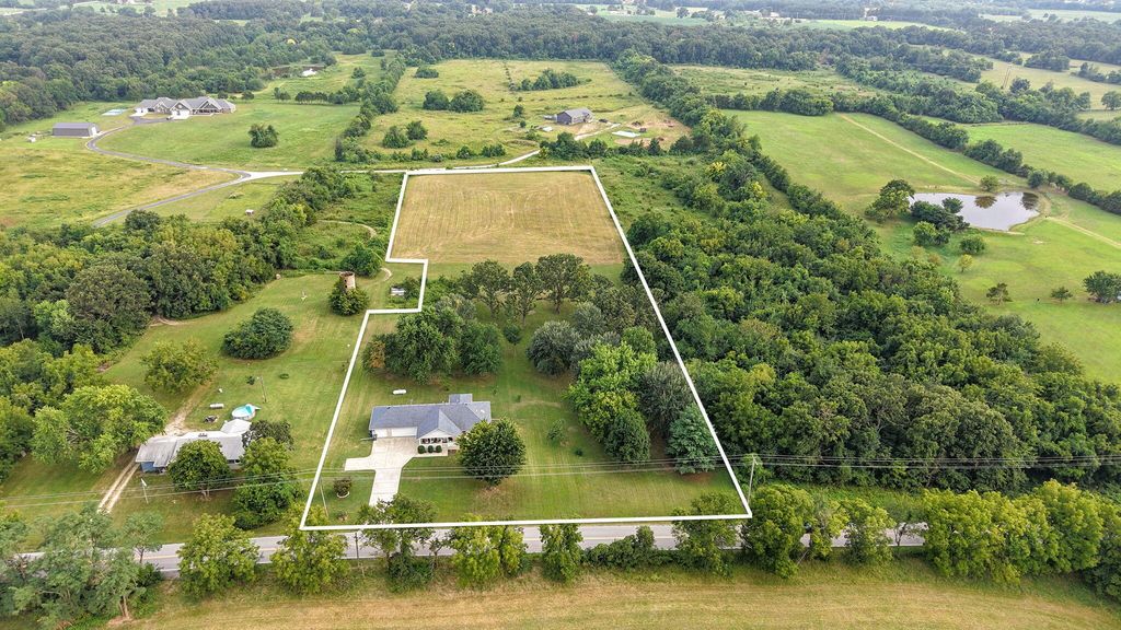 8592 W Farm Road 104, Willard, MO 65781