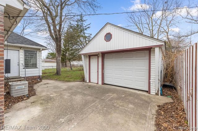 15655 Semrau Avenue, Eastpointe, MI 48021