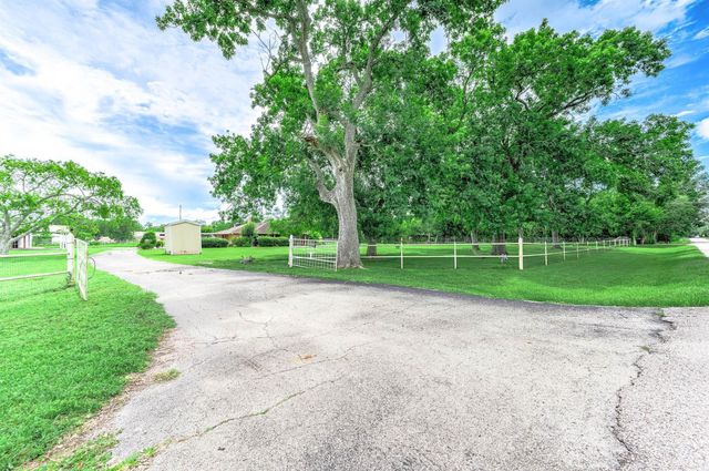 2295 County Road 145, Alvin, TX 77511