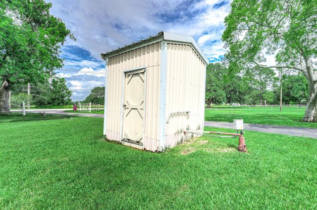 2295 County Road 145, Alvin, TX 77511