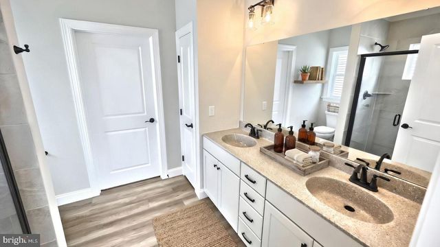 104 FLINT DR, Manheim, PA 17545