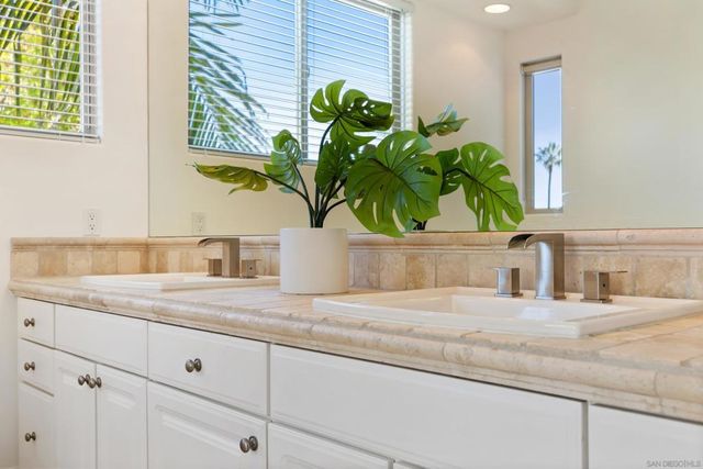 7355 Fay Avenue, La Jolla, CA 92037