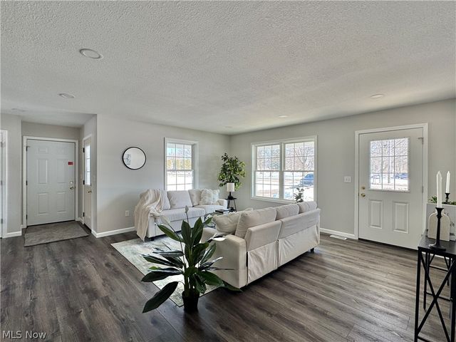 406 S Raccoon Road, Austintown, OH 44515
