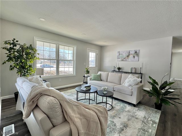 406 S Raccoon Road, Austintown, OH 44515