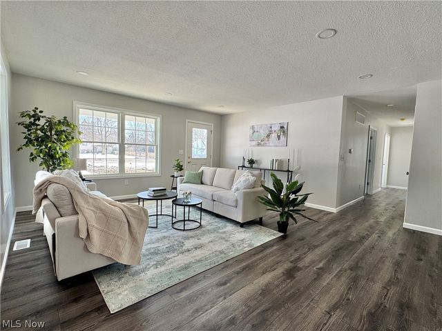 406 S Raccoon Road, Austintown, OH 44515
