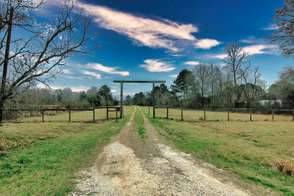 366 County Road 190, Liberty, TX 77575