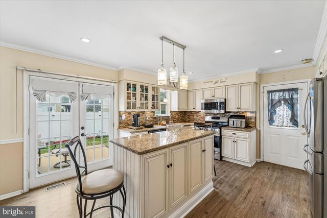 57 S OAK AVE, Aldan, PA 19018