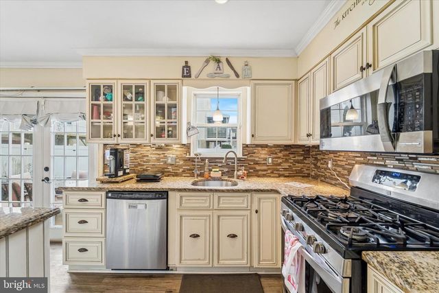 57 S OAK AVE, Aldan, PA 19018